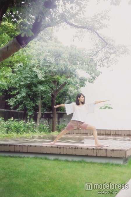 ヨガを行っている佐田真由美／「yoga JOURNAL」8／9月号より／画像提供：セブン＆アイ出版