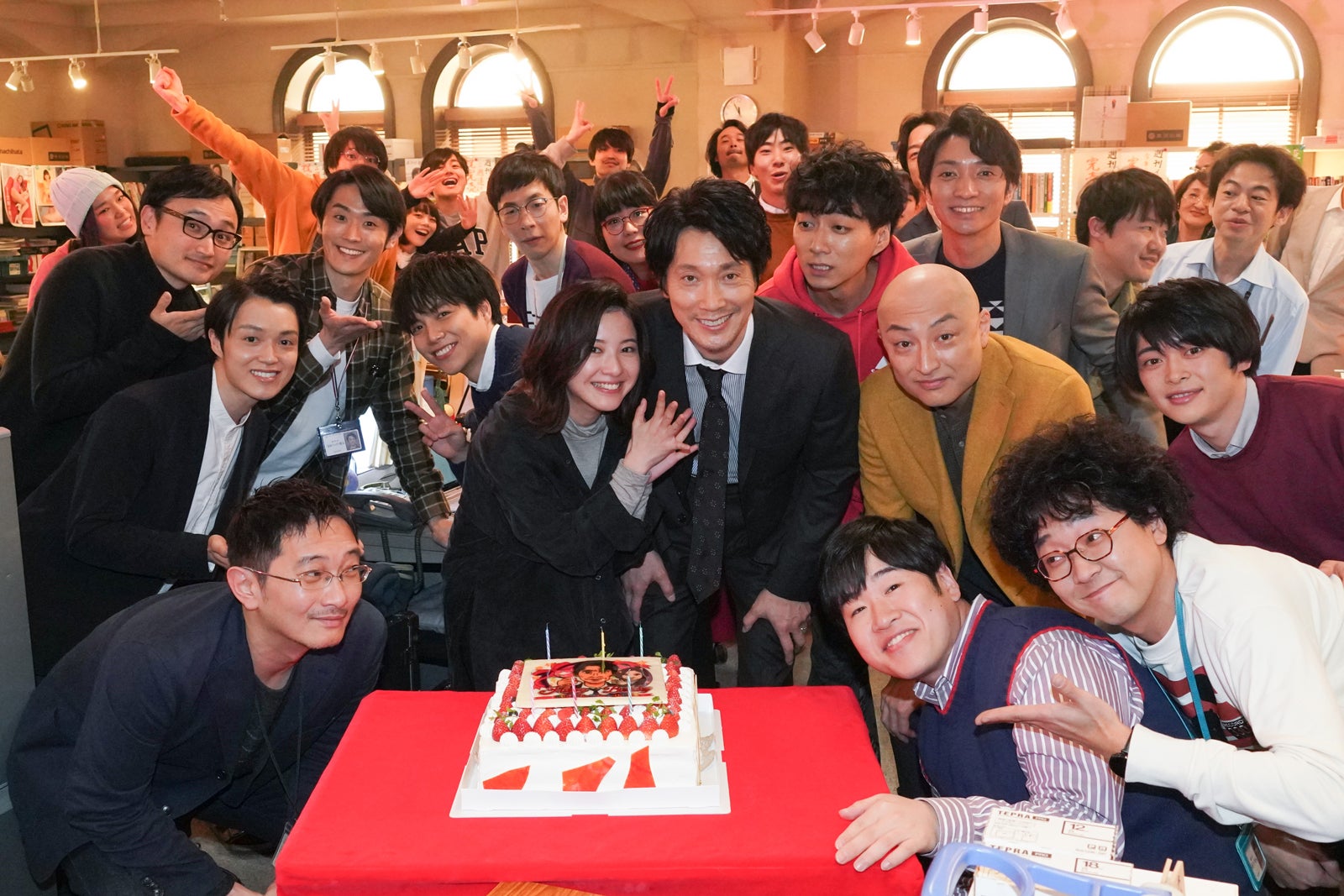 吉高由里子ら、佐々木蔵之介バースデーを祝福 撮影現場で大合唱＜知らなくていいコト＞