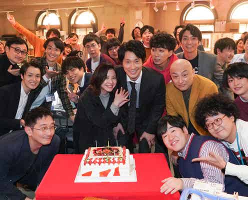 吉高由里子ら、佐々木蔵之介バースデーを祝福 撮影現場で大合唱<知らなくていいコト>