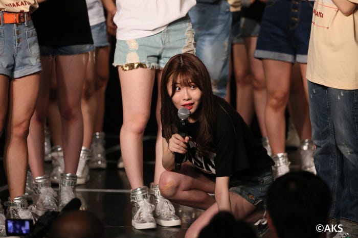 驚く谷真理佳(C)AKS