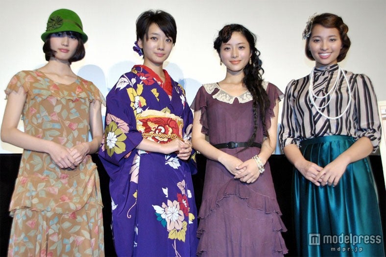 石原さとみ、橋本愛ら美女4人が艶やかファッションで集結