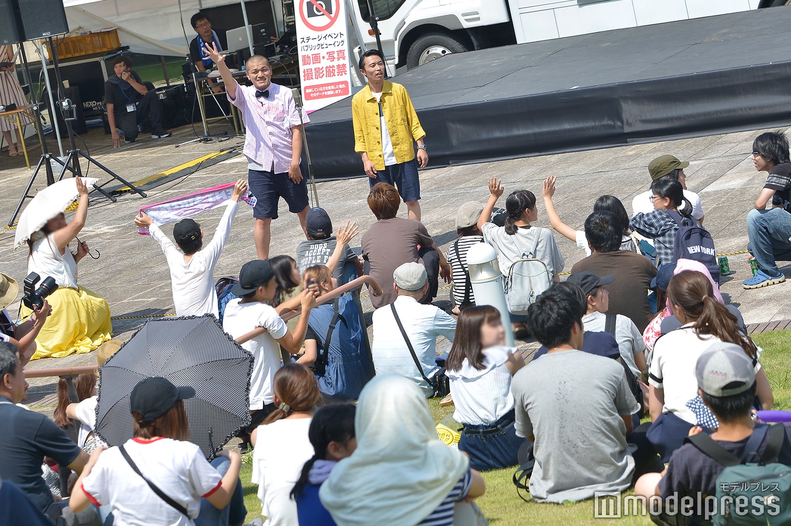 カミナリのお笑いコンビステージ （C）モデルプレス