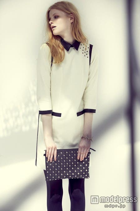 すっきりとした白のワンピースに、差し色のブラックとスタッズで“遊びゴコロ”をトッピング