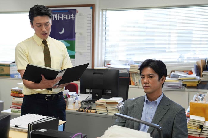 西村元貴、桐谷健太/「連続ドラマW 坂の上の赤い屋根」より(C)WOWOW