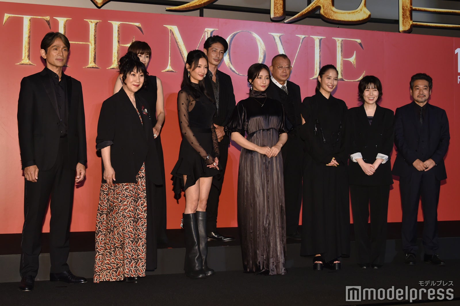 （前列左から）江口洋介、室井滋、菜々緒、木村文乃、広瀬アリス、シム・ウンギョン、田村直己監督（後列左から）吉瀬美智子、玉木宏、笑福亭鶴瓶（C）モデルプレス