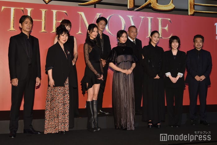 (前列左から)江口洋介、室井滋、菜々緒、木村文乃、広瀬アリス、シム・ウンギョン、田村直己監督(後列左から)吉瀬美智子、玉木宏、笑福亭鶴瓶(C)モデルプレス