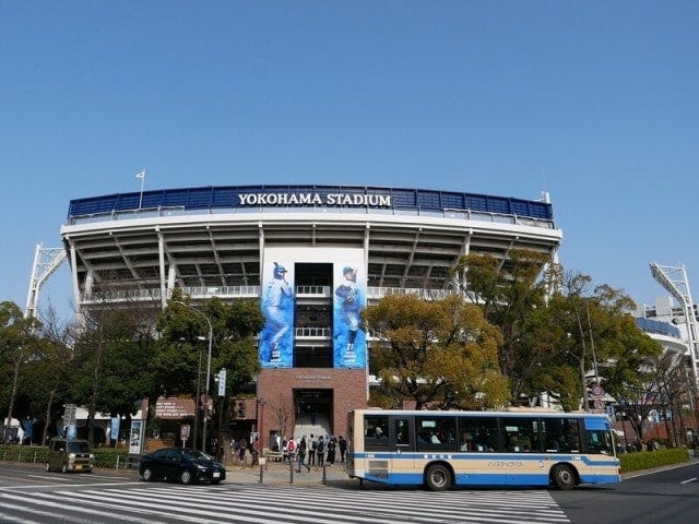 アクセス便利な立地の横浜スタジアム(2022年3月25日撮影)