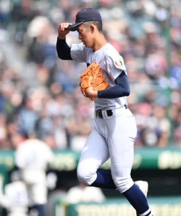 横浜の注目右腕・織田翔希が涙 スタンドにあいさつ後に瞳を潤ませる