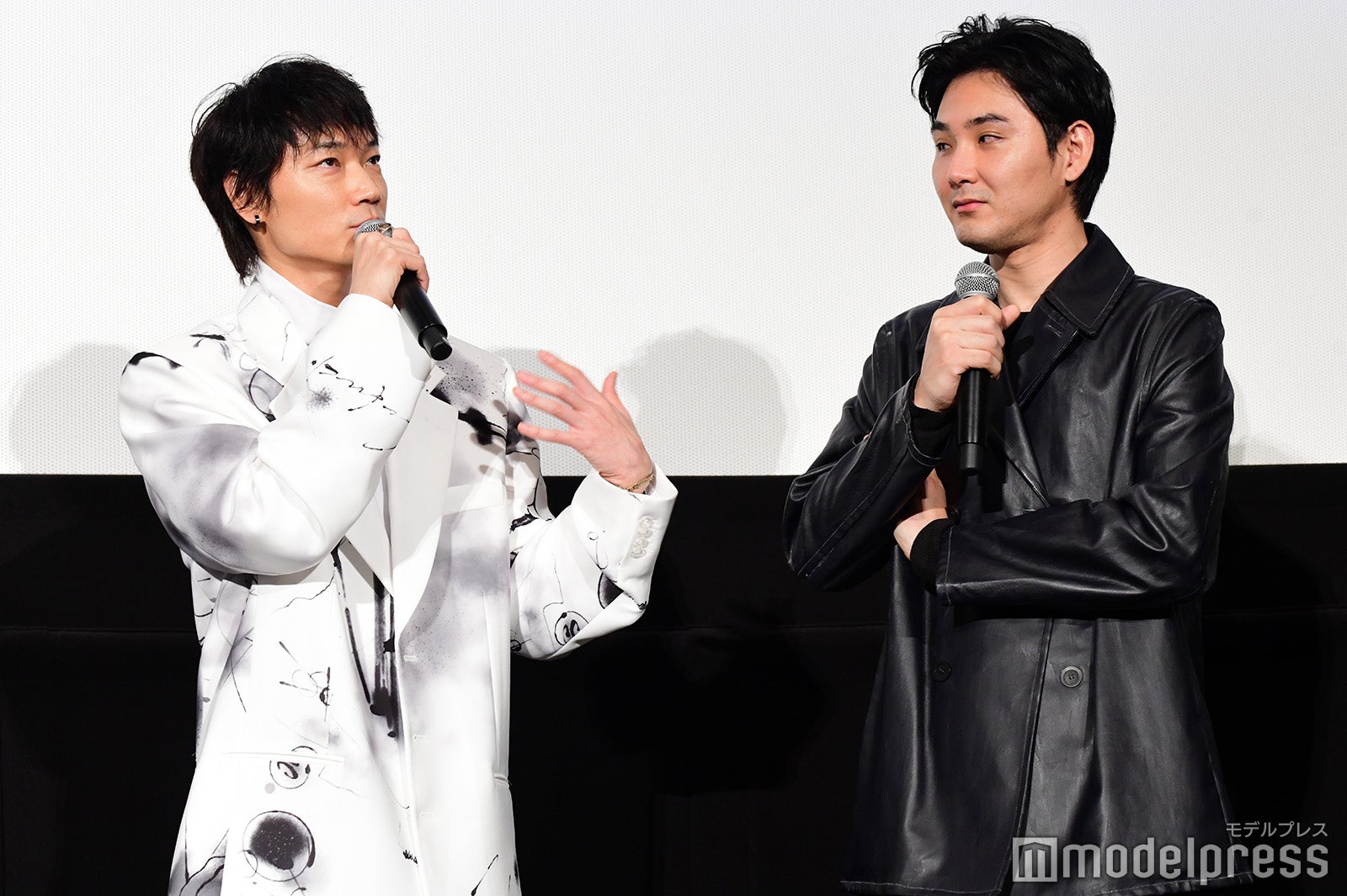 綾野剛、松田龍平 （C）モデルプレス