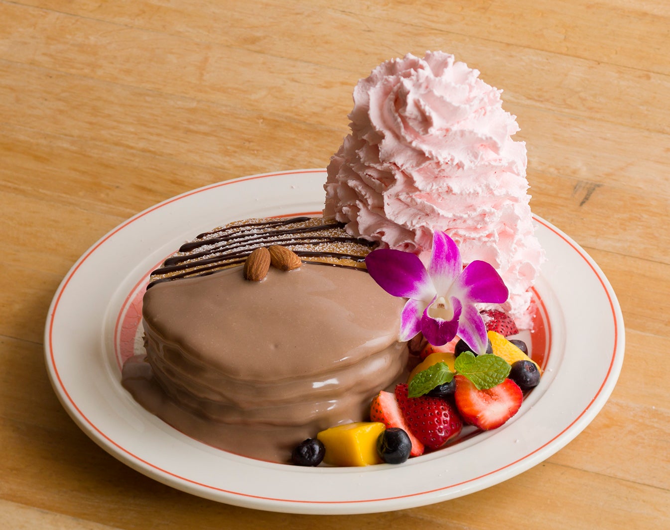 『チョコカスタードとストロベリーホイップのパンケーキ』 1,450円（税別）／画像提供：EGGS’N THINGS JAPAN