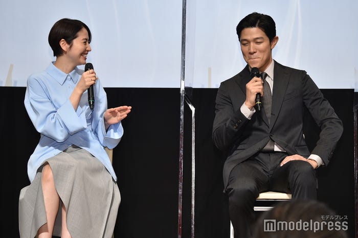 長澤まさみからの暴露にどんな表情をしていいかわからない鈴木亮平(C)モデルプレス