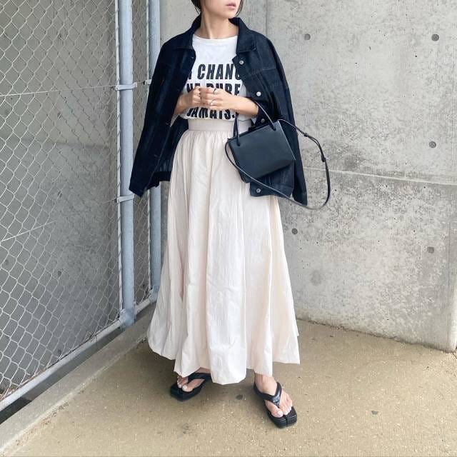デニムジャケットで春らしく 大人女子におすすめの春の白スカートコーデ