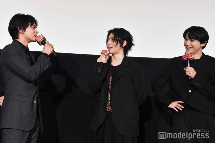 村上虹郎をフォローする北村匠海、笑顔で聞く吉沢亮(C)モデルプレス