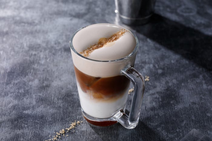 アイス マキアート コン クレマ(スターバックス リザーブ ロースタリー 東京)/画像提供:スターバックス コーヒー ジャパン