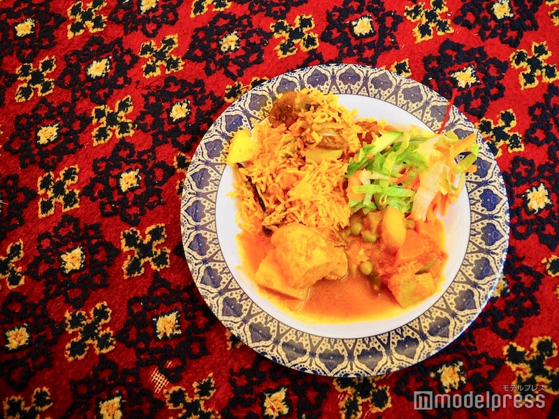 好みの量を取ってお皿に、食べ放題なのでお腹いっぱい（C）モデルプレス