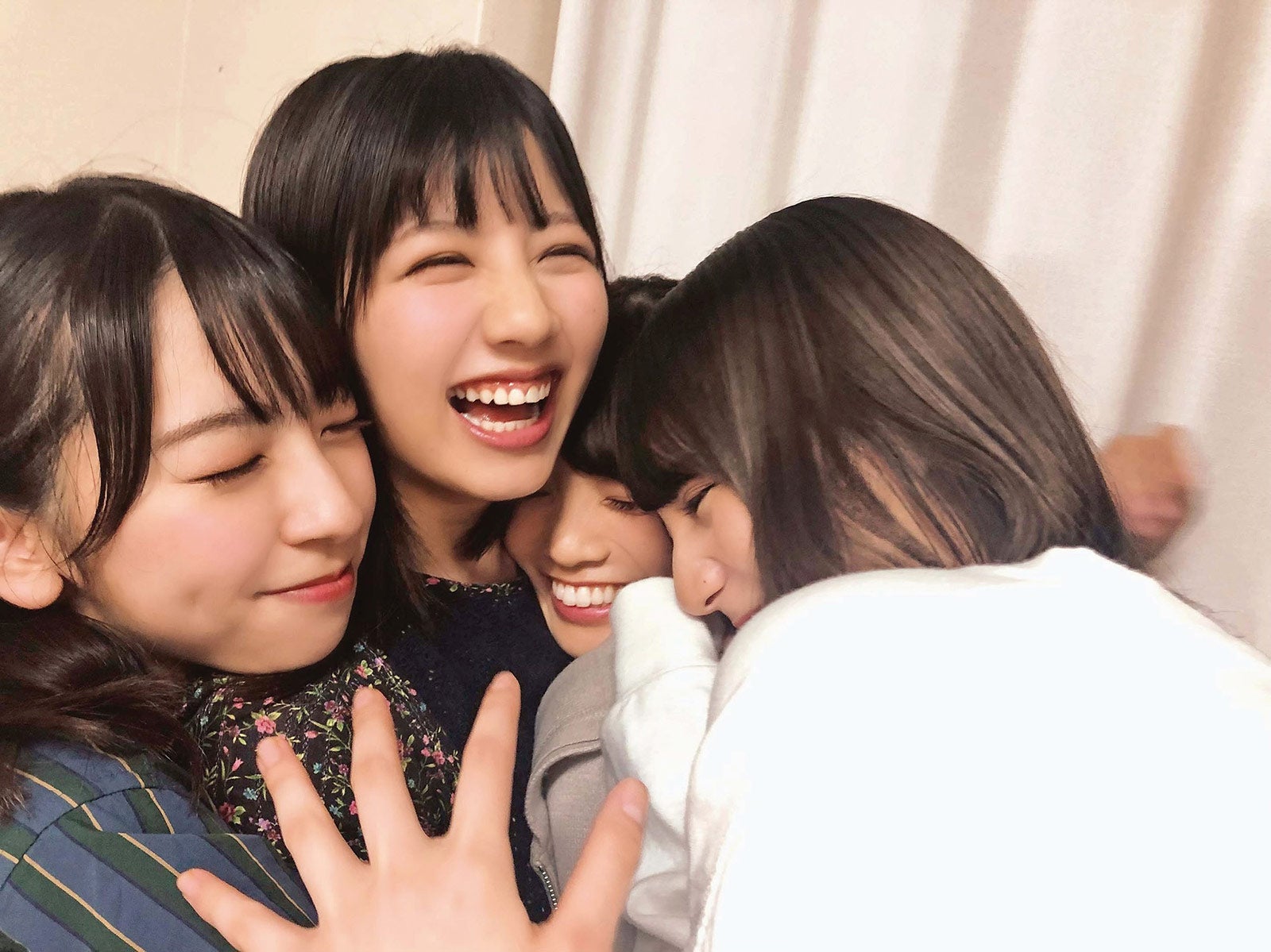 日向坂46、オフショット写真集がいきなり1位獲得 わちゃわちゃ楽屋写真