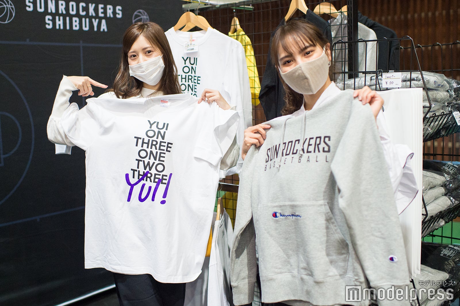 2人も「可愛い！」とお気に入りの様子 （C）モデルプレス