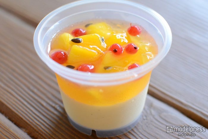 デザートは、バニラムースとマンゴーのカップデザート