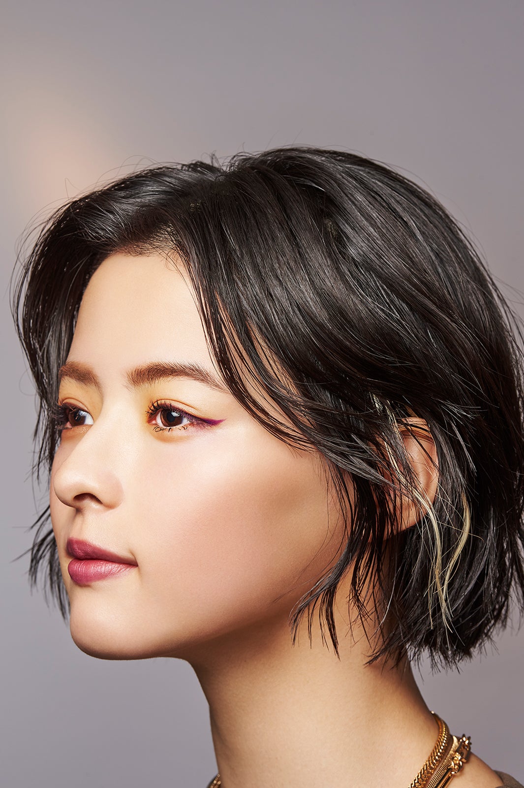 ＜MAKE UP TREND＞
難しいと思われがちなパープル
は、アイラインなど、ポイント使
いすることで大人っぽく高級感が
出ます。全体に使うとバブル感が
出てしまうので要注意！リップも
ダーク系で青味が強いものをセレ
クトし、統一感を出しましょう。
（提供写真）