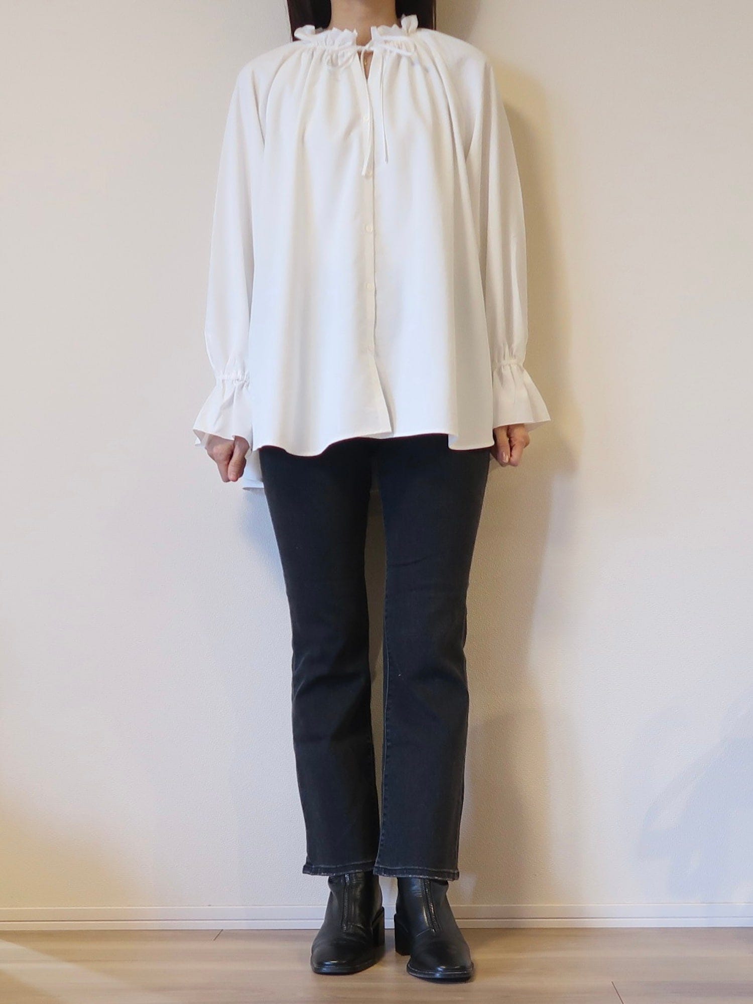 やわらかな素材と、ゆとりがありながらきれいに落ちるシルエットが体型を拾いません