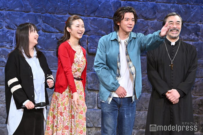 瀬戸山美咲氏、木下晴香、声がけしている報道陣を探す小瀧望、益岡徹 (C)モデルプレス