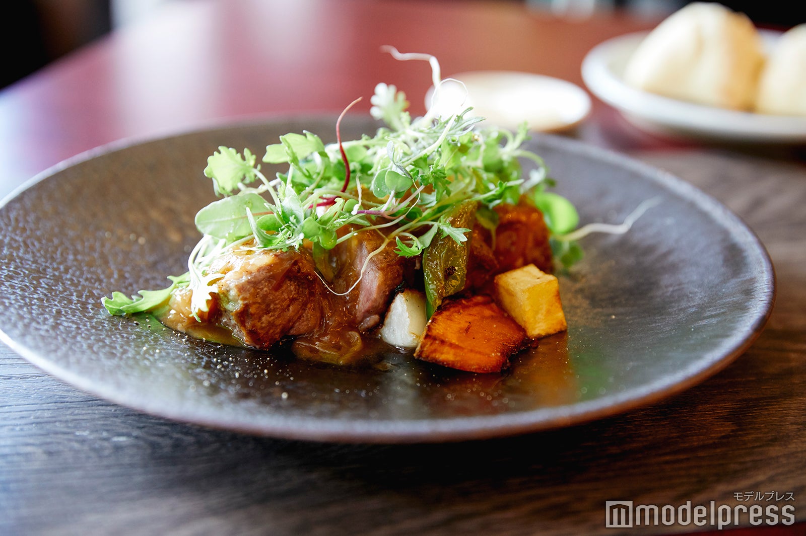 ランチコースメインの豚肉のグリル。びっくりするほど柔らかい（C）モデルプレス