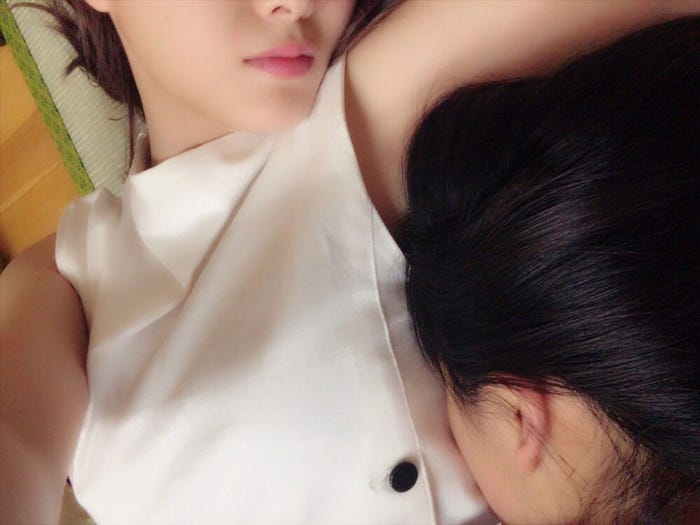 白石麻衣の胸元で眠る大園桃子/白石麻衣オフィシャルブログより