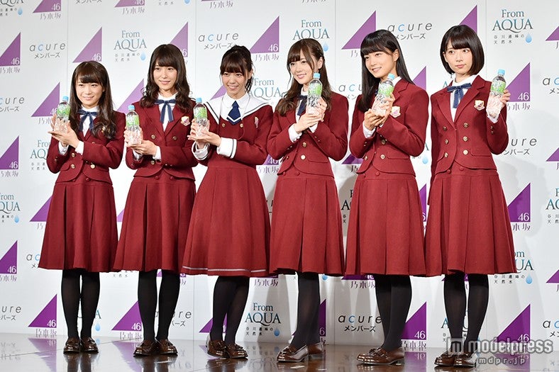 乃木坂46（左から：秋元真夏、衛藤美彩、西野七瀬、白石麻衣、深川麻衣、橋本奈々未）