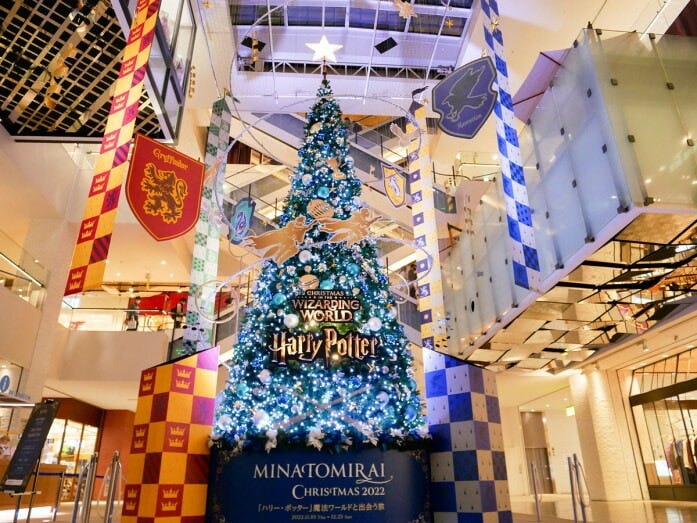マークイズみなとみらい 1階 グランドガレリアに設置された「ハリー・ポッター」クィディッチの樹（クリスマスツリー）（2022年11月10日撮影）