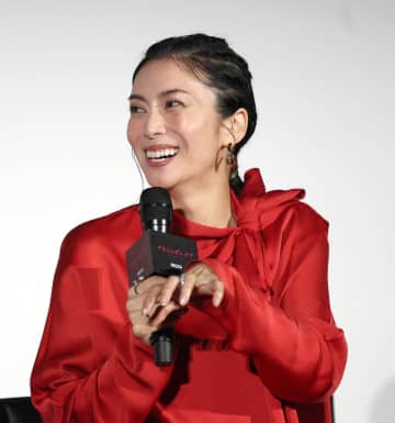 柴咲コウ 艶めく赤ドレスで登壇 川口春奈らと美しすぎる華やかドレス競演 鈴木保奈美「自宅ではかっぽう着」に驚く