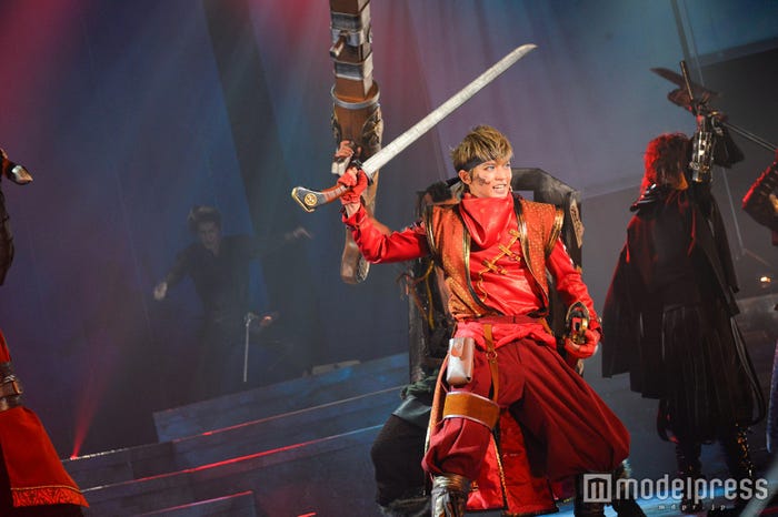 舞台「錆色のアーマ」ゲネプロより (C)モデルプレス