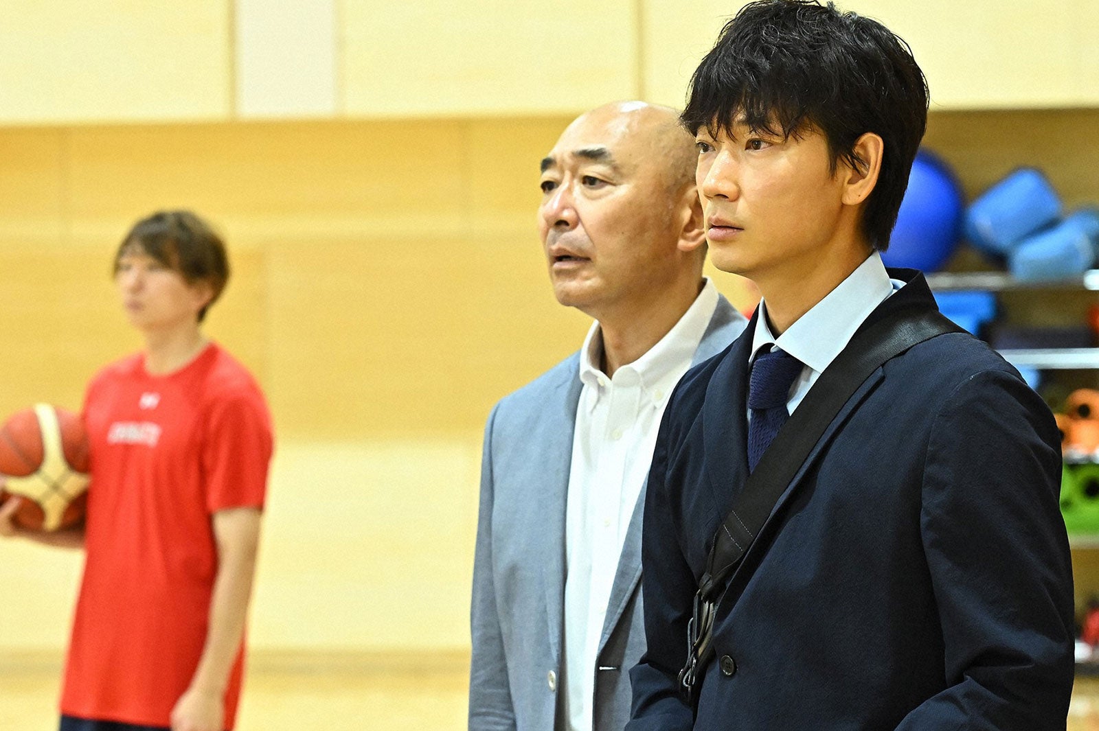 高橋克実、綾野剛／「オールドルーキー」第6話より（C）TBS