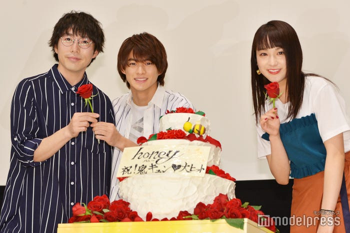 なぜか高橋優(左)とバラの花を持つ平野紫耀(中央)と、ヒロインの平祐奈(右)/(C)モデルプレス