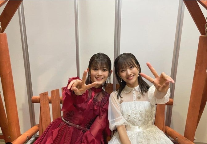 原田葵アナ＆尾関梨香、櫻坂46卒業から1年 ドレス姿の“エモショット”公開「泣ける」「感動」の声