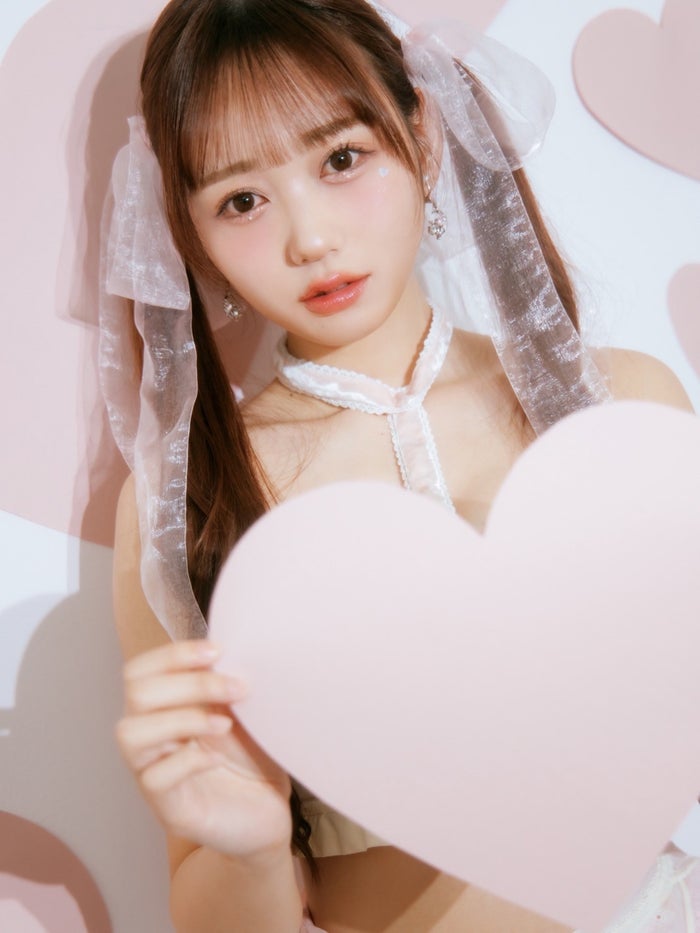 AKB48大盛真歩、ガーリーな水着姿も披露「LARME」初登場