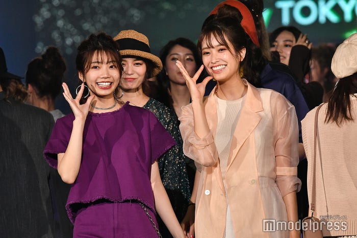 高本彩花、佐々木久美 (C)モデルプレス