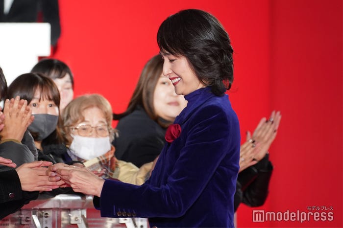 ファンと握手する天海祐希(C)モデルプレス