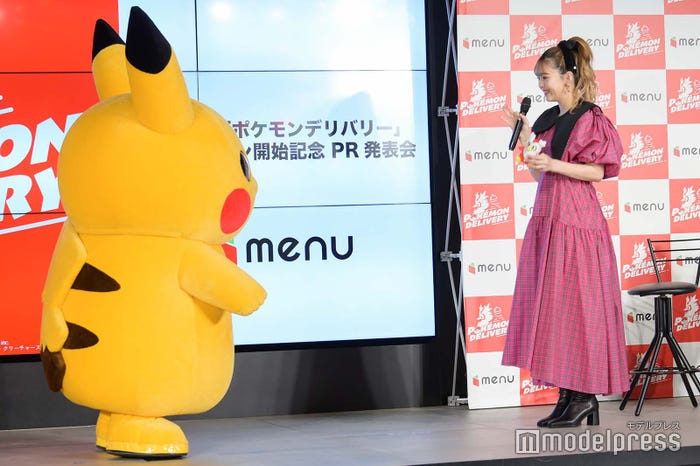 ピカチュウと再会した藤田ニコル(C)モデルプレス