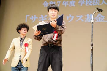 もはや大学側が全力で便乗w たくろうが母校「KSD」に凱旋 プレゼントの特注パーカーデザインをよく見ると？