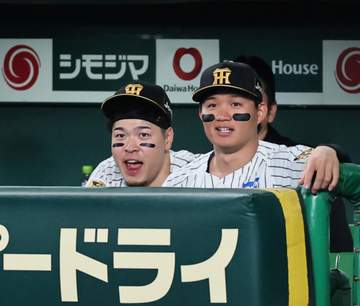 三冠王の阪神・佐藤輝 第一声は感謝の言葉「サポートしてくれた皆さんとファンの皆さんに伝えたい」「積み重ねでここまでこられ、誇りに思います」