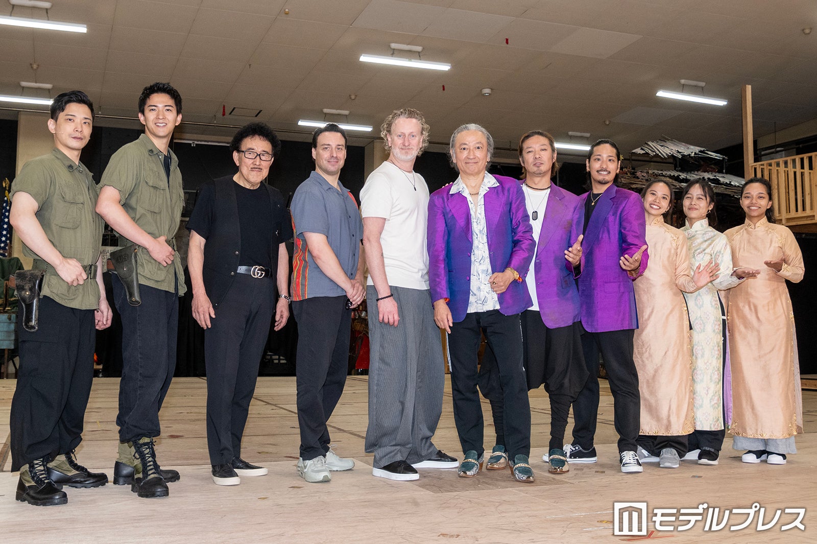 （左より）小林唯・甲斐翔真・山口琇也（音楽監督補）・リチャード・ジョーンズ（振付補）・クリストファー・キー（演出）・駒田一・東山義久・桐山照史・屋比久知奈・清水美依紗・ルミーナ（C）モデルプレス