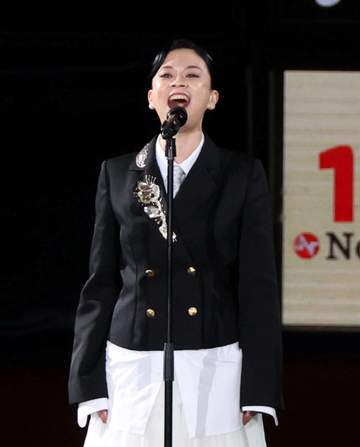 阪神 ホーム開幕戦セレモニーで小柳ゆきが国歌独唱 球場の空気を感じるため異例のイヤモニを付けず「しなかったのは久しぶり。スタジアムの響きが気持ち良いので」