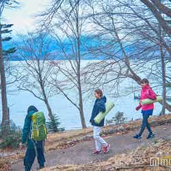 湖畔の遊歩道を散策してヨガスポットを目指します(C)モデルプレス