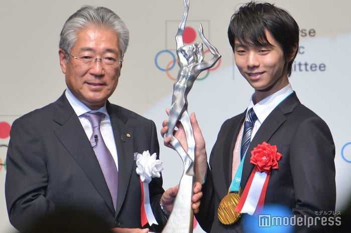 羽生結弦(右) (C)モデルプレス