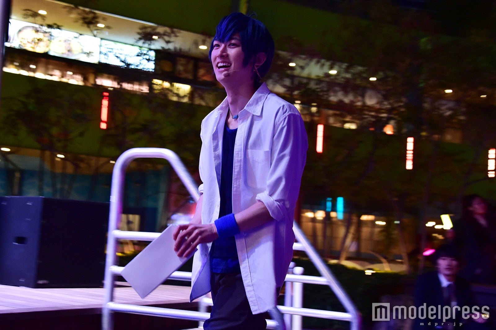 ステージから降りてティッシュを配る和田雅成（C）モデルプレス