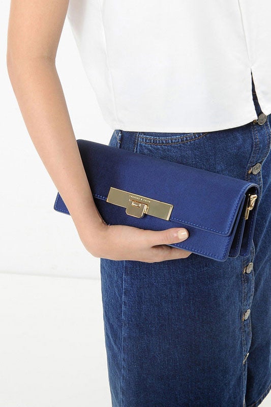 フロントフラップクロスボディバッグ「CHARLES & KEITH」7,452円（税込）／画像提供：CHARLES & KEITH OFFICIAL ONLINE STORE