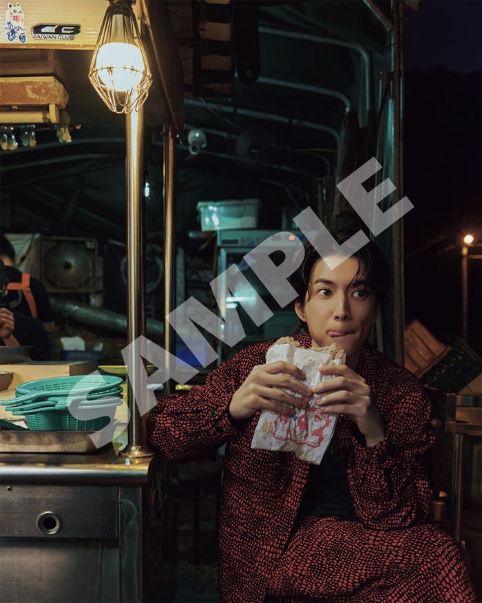 渡邊圭祐「渡邊圭祐 2025.1-2025.12 カレンダー“Yes, We promise.”」(提供写真)