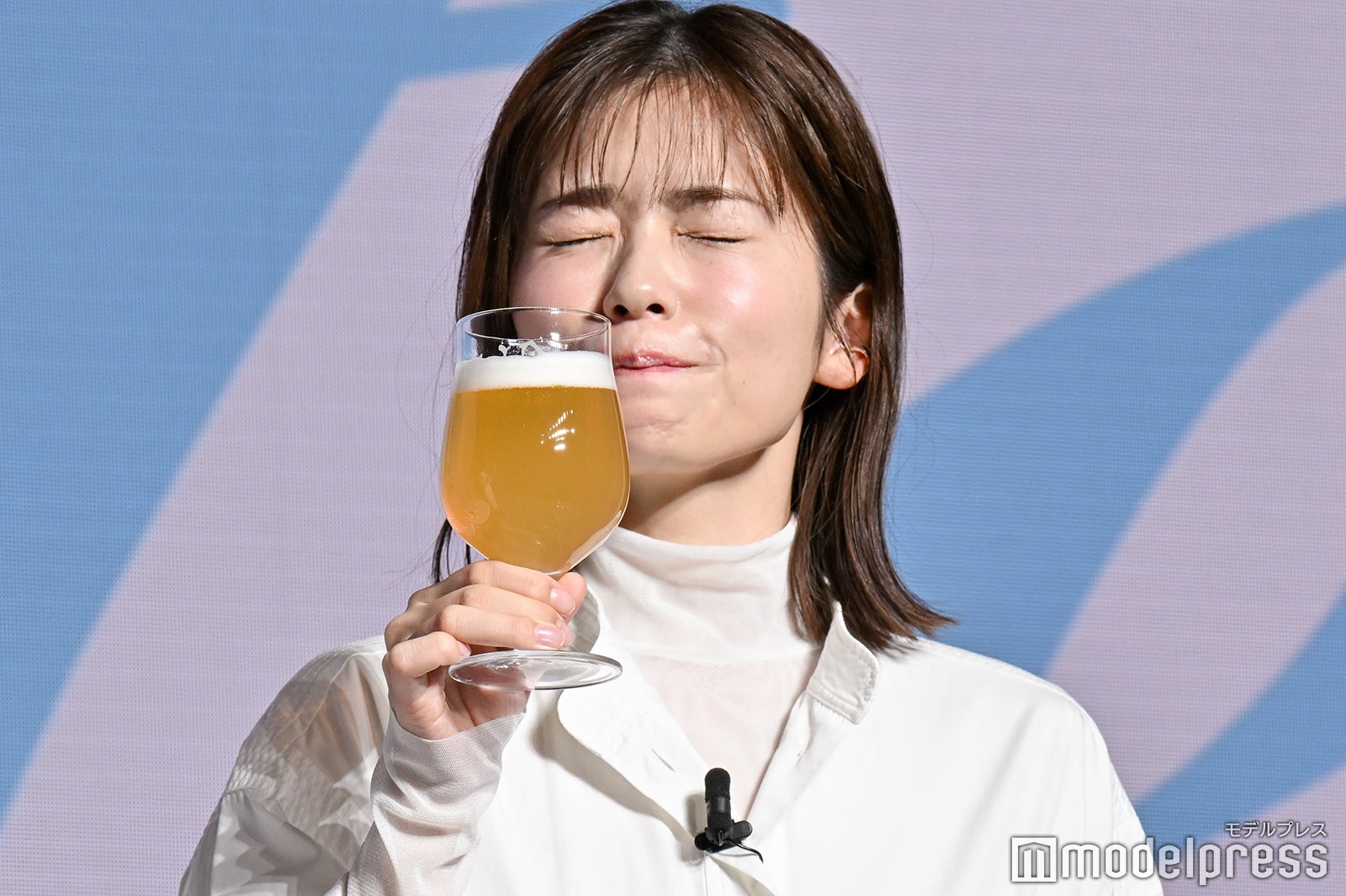 ビールを堪能する小芝風花（C）モデルプレス