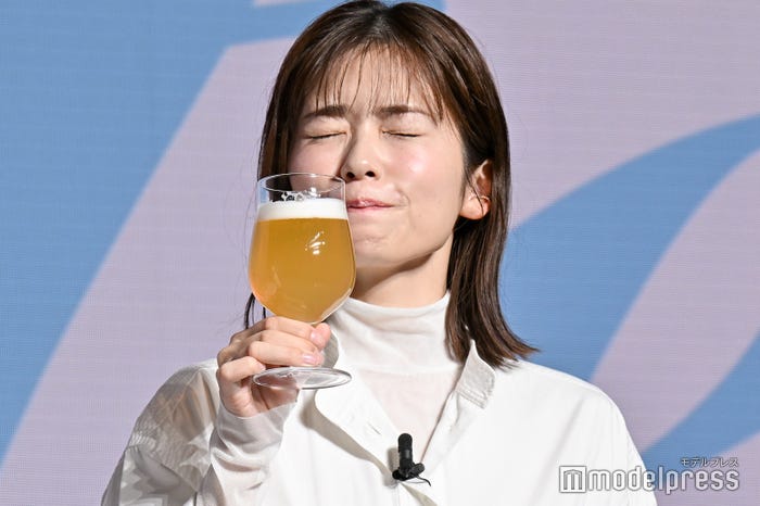 ビールを堪能する小芝風花(C)モデルプレス