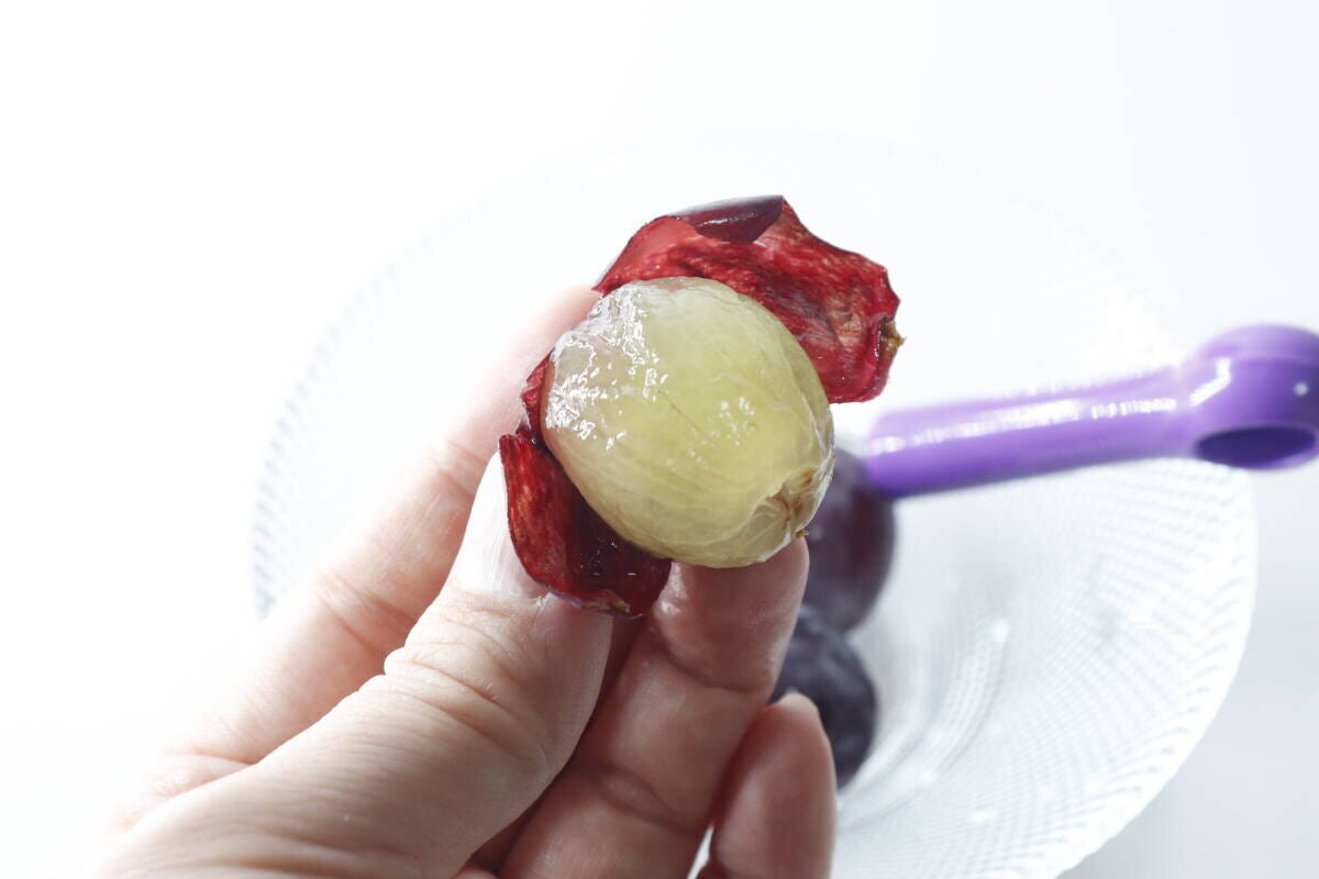 皮むき器で皮を剥がしたぶどうの果肉と剥がれた皮